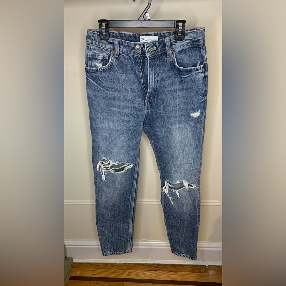 Zara Mom jeans size US2
Mid wash distressed ankle length